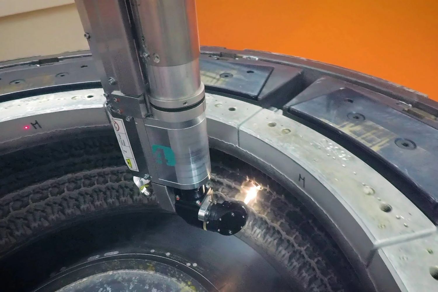 STMCS - Stationary Laser Tire Mold Cleaning System
